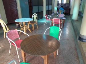 un grupo de mesas y sillas en un restaurante en Crown Hotel Kericho, en Kericho