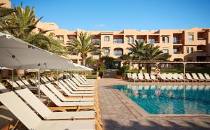 בריכת השחייה שנמצאת ב-Insotel Club Tarida Playa או באזור