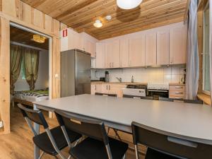 une grande cuisine avec une grande table et des chaises dans l'établissement Holiday Home Koivu by Interhome, à Sonkajärvi 18 autres photos