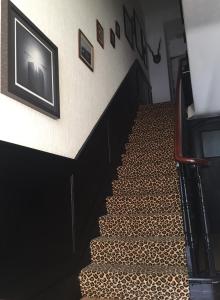 un corridoio con scale con una foto sul muro di High Tor Guest House a Whitby