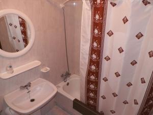 baño con lavabo y cortina de ducha en Hostal Xaraiba, en Sanxenxo