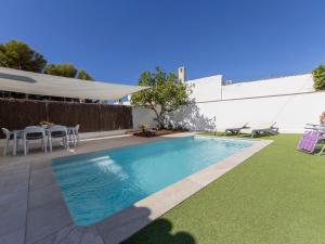 Bazén v ubytovaní Holiday Home Aeris by Interhome alebo v jeho blízkosti