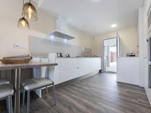 Kuchyňa alebo kuchynka v ubytovaní Holiday Home Aeris by Interhome + 10 fotografií