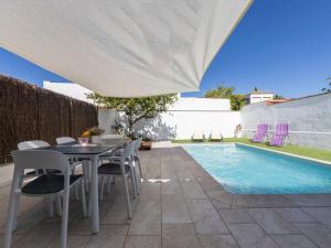 Bazén v ubytovaní Holiday Home Aeris by Interhome alebo v jeho blízkosti