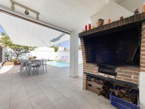 Televízia a/alebo spoločenská miestnosť v ubytovaní Holiday Home Aeris by Interhome