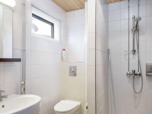 une salle de bains avec douche, toilettes et lavabo dans l'établissement Holiday Home Tahko spa suites orange a 8 by Interhome, à Tahkovuori