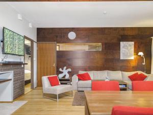 un salon avec un canapé et des chaises rouges dans l'établissement Holiday Home Tahko spa suites orange a 8 by Interhome, à Tahkovuori