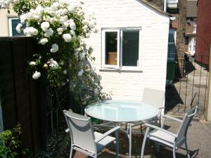 Φωτογραφία από το άλμπουμ του Comfortable Victorian 3 bedroom semi-detached house with fast Wi-Fi σε Sittingbourne