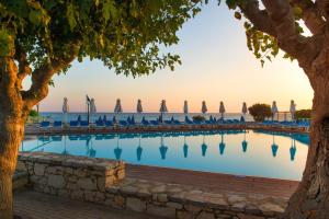 Bazén v ubytování Silva Beach Hotel nebo v jeho okolí