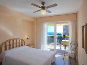 une chambre avec un lit et une fenêtre avec vue dans l'établissement Apartment Ana by Interhome, à Cullera