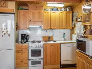 Kuchyň nebo kuchyňský kout v ubytování Holiday Home Ylläskuru d 2 by Interhome