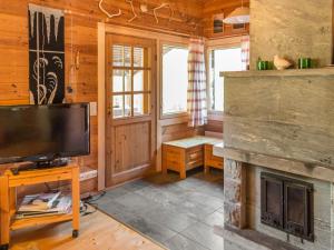 TV a/nebo společenská místnost v ubytování Holiday Home Ylläskuru d 2 by Interhome