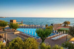 Bazén v ubytování Silva Beach Hotel nebo v jeho okolí