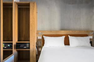 Postel nebo postele na pokoji v ubytování ibis Styles Ajaccio Napoleon