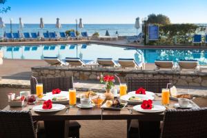 Bazén v ubytování Silva Beach Hotel nebo v jeho okolí
