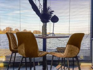 Uitgeest的住宿－Holiday Home De Meerparel-1 by Interhome，桌椅、桌子和窗户