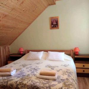 1 dormitorio con 1 cama con 2 toallas en Apartment Petra en Mrkopalj