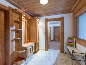 dom w budowie z drewnianymi ścianami i korytarzem w obiekcie Appartementhaus Talwinkel w mieście Auffach