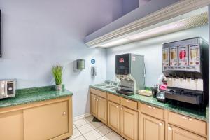 uma cozinha com um balcão e comodidades para preparar café em Americas Hotel - El Paso Airport / Medical Center em El Paso