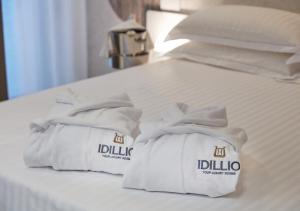 two towels sitting on top of a bed at IDILLIO YOUR LUXURY ROOMS in Pescara