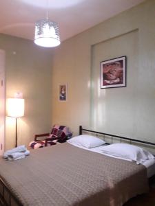 una camera con letto, lampada e sedia di Nana's Guest House a Sighnaghi