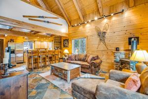 uma sala de estar com um sofá e uma mesa em Keechelus Lodge em Snoqualmie Pass