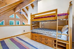 Katil dua tingkat atau katil-katil dua tingkat dalam bilik di Keechelus Lodge