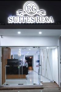 un signal de raya solaire à l'avant d'un magasin dans l'établissement Hotel Rega Suites Guayabitos - Family & Kitchen, à Rincon de Guayabitos