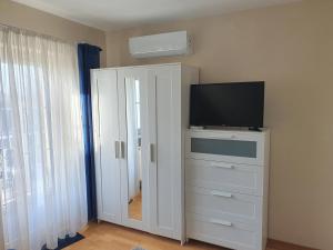 A television and/or entertainment centre at Airport Apartman