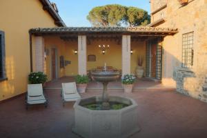 a courtyard with a fountain in front of a building at Agriturismo Arlena in Bolsena