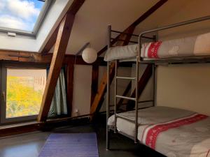 サント・マリー・オー・ミーヌにあるLa Clé d'Alsaceの窓付きの客室で、二段ベッド2台が備わります。