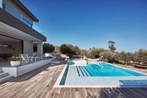 una villa con piscina e una casa di Villa Carpos a Chania