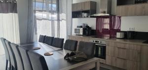 une salle à manger avec une table et des chaises dans une cuisine dans l'établissement Lamour, à Ancelle