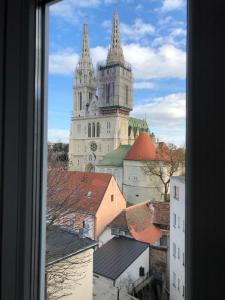 una vista da una finestra di una città con cattedrale di Apartman DOWNTOWN DL a Zagabria