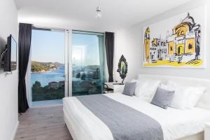 1 dormitorio con cama grande y ventana grande en Villa Dupcic, en Zaton