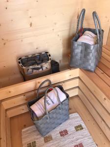 tres cestas sentadas en una esquina de una sauna en Agriturismo Tolpei, en La Valle