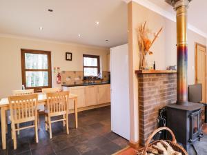 A kitchen or kitchenette at Fersit Log Cottage