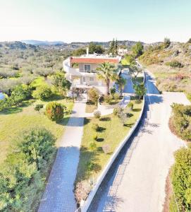 - une vue aérienne sur une maison sur la plage dans l'établissement Villa Olive Grove, à Afantou