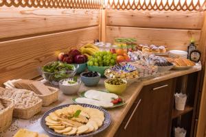 Un buffet de comida en una mesa con platos de comida. en Gościniec Nad Potokiem, en Małe Ciche