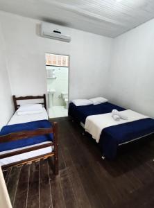 1 dormitorio con 2 camas y ventana en Pousada Marraial, en Arraial d'Ajuda