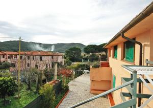 Aussicht vom Balkon eines Hauses in der Unterkunft CASA CECILIA in Marina di Campo