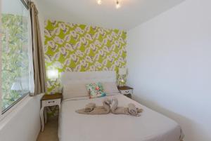 - une chambre avec un lit et 2 serviettes dans l'établissement SEA BREEZE Ocean View Apartment, à Playa Blanca