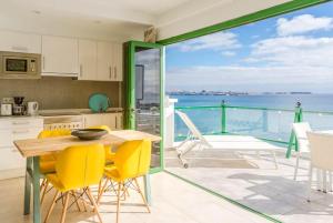cocina con mesa y sillas y balcón en SEA BREEZE Ocean View Apartment, en Playa Blanca 24 fotos más
