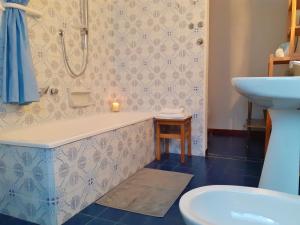 y baño con bañera y lavamanos. en Cà Gennara Agri B&B, en Porretta Terme