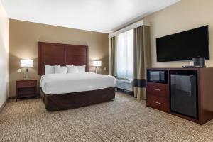 מיטה או מיטות בחדר ב-Comfort Inn & Suites, White Settlement-Fort Worth West, TX