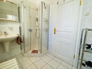 ein Badezimmer mit Dusche und Waschbecken in der Unterkunft Villa Caprivi - 6 in Heringsdorf