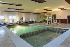 a large swimming pool in a large building at Hotel Opus Grand Toluca Aeropuerto in Toluca