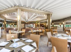 Un restaurant sau alt loc unde se poate mânca la Insotel Cala Mandia Resort