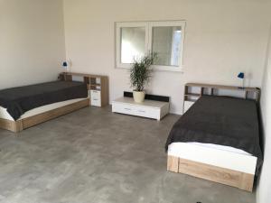1 Schlafzimmer mit 2 Betten und einem Fenster in der Unterkunft Neurieder Unterkunft in Neuried