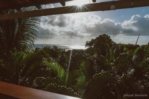 uma vista para o oceano a partir de uma janela do resort em Mangabeira Logde na Ilha de Boipeba
